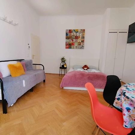 Central And Round 3 Minutes To City Shopping Center And Schoenbrunn Palace Wien Exterior foto