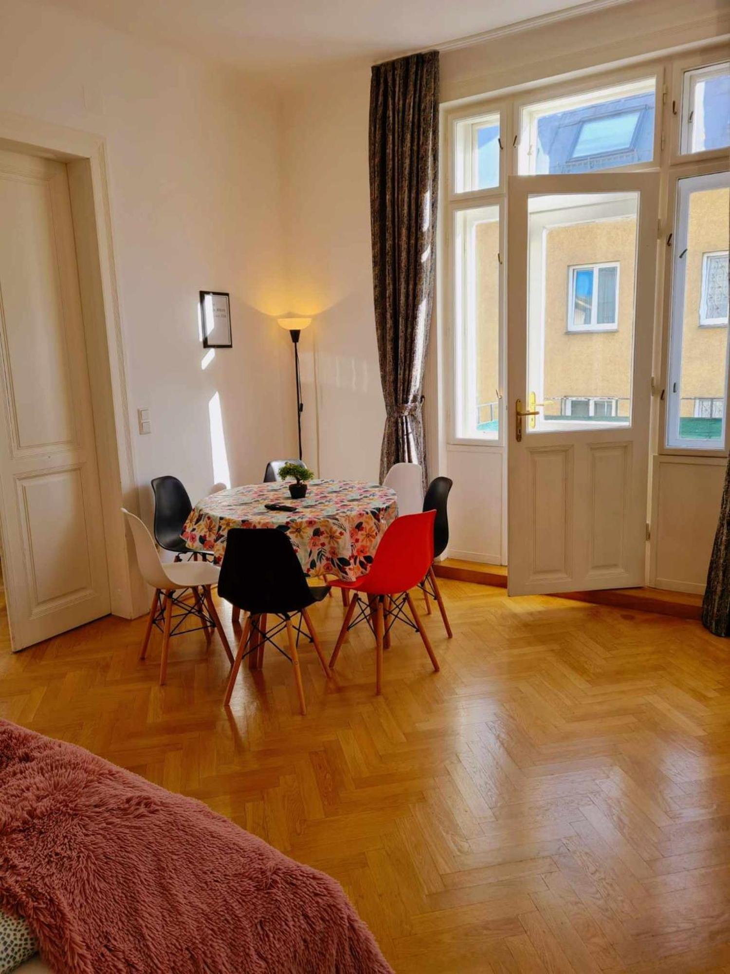 Central And Round 3 Minutes To City Shopping Center And Schoenbrunn Palace Wien Exterior foto