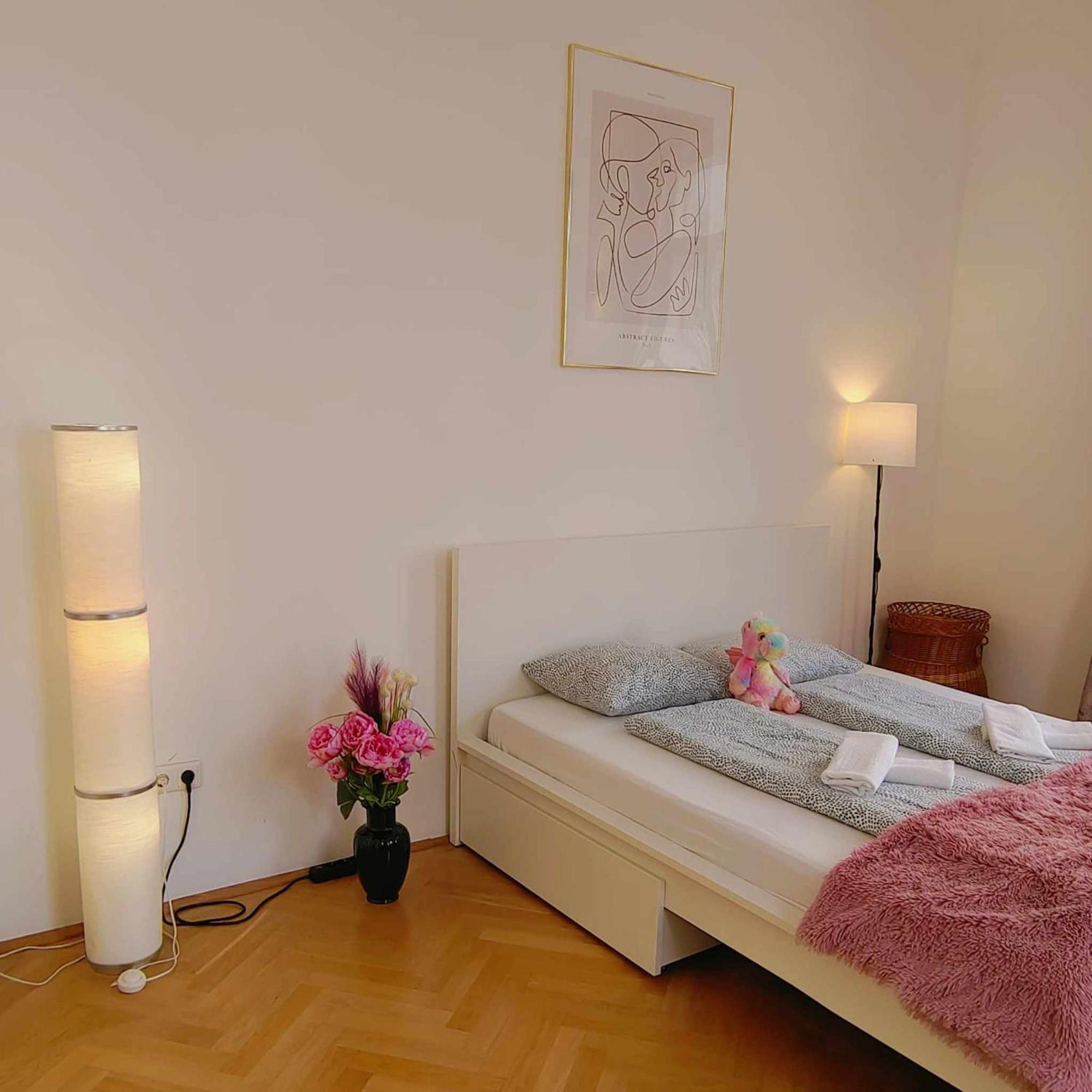 Central And Round 3 Minutes To City Shopping Center And Schoenbrunn Palace Wien Exterior foto