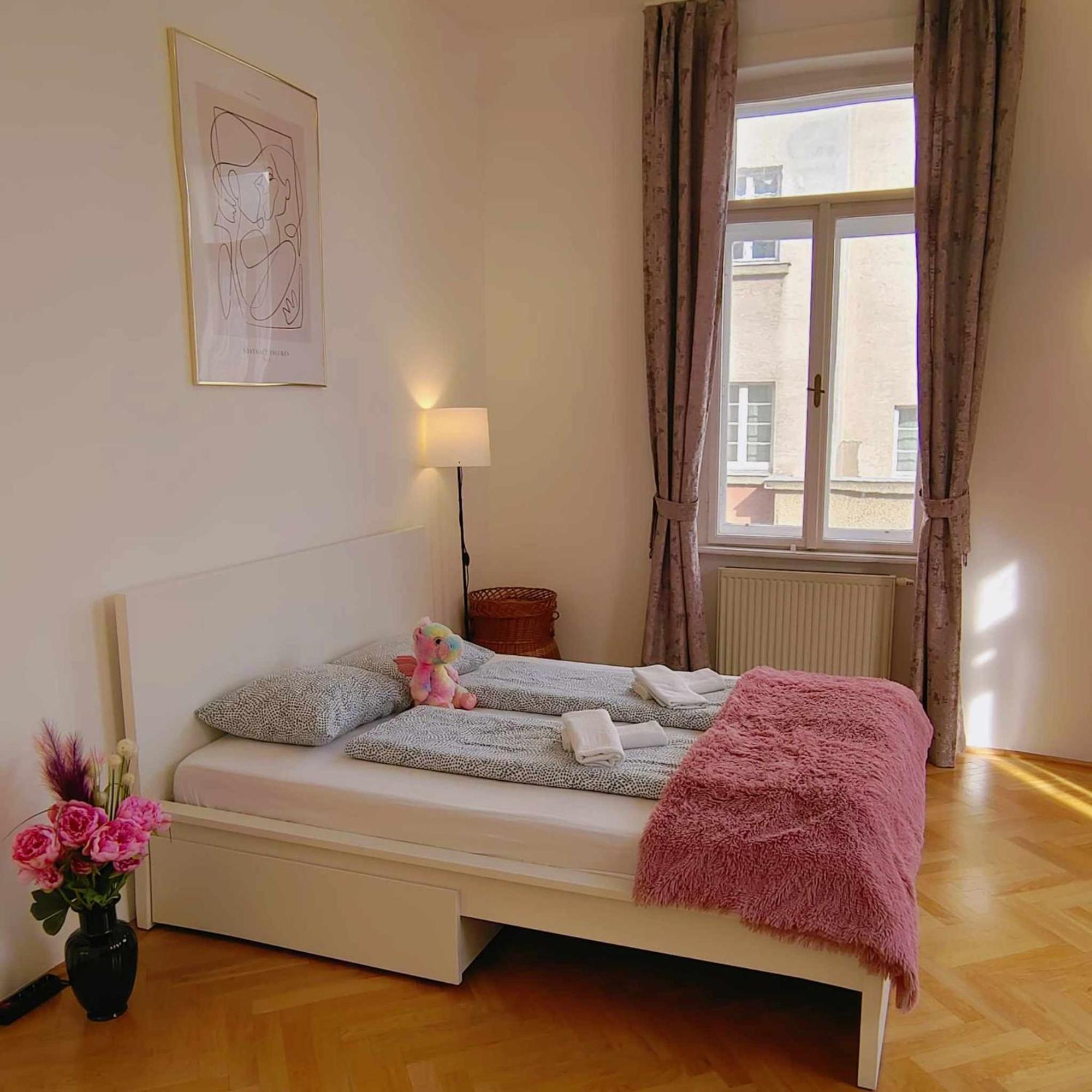 Central And Round 3 Minutes To City Shopping Center And Schoenbrunn Palace Wien Exterior foto