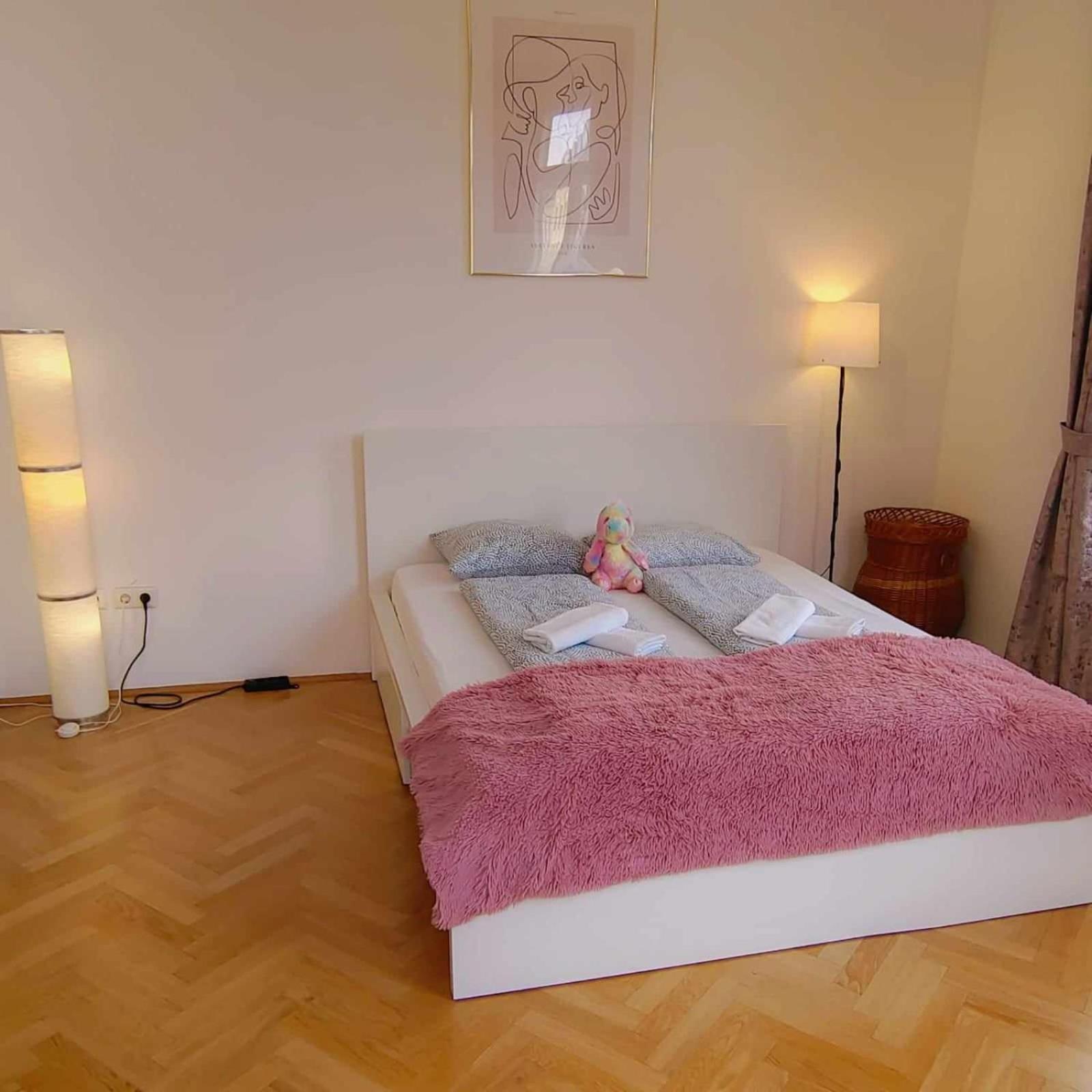 Central And Round 3 Minutes To City Shopping Center And Schoenbrunn Palace Wien Exterior foto